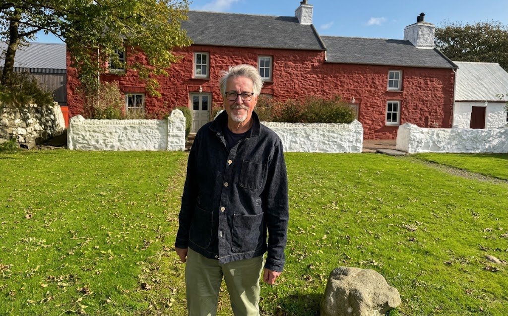 Griff Rhys Jones outside Ffermdy Trehilyn