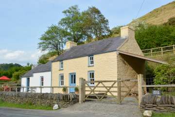 Welsh Country Cottages Under The Thatch Holiday Cottages